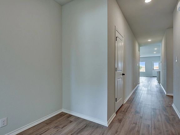 Hennersby Hollow - Hadley Interior Image 2