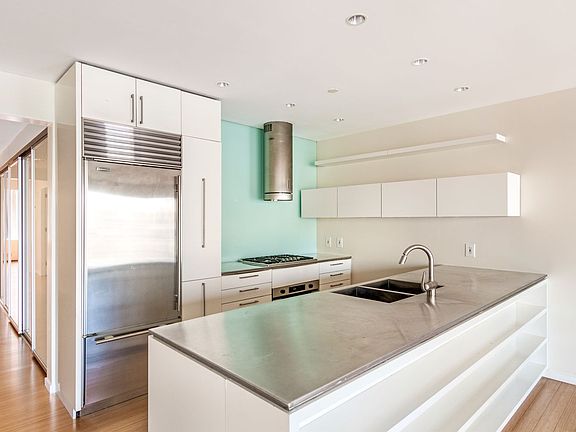 4th image of 109 Norfolk St APT 5