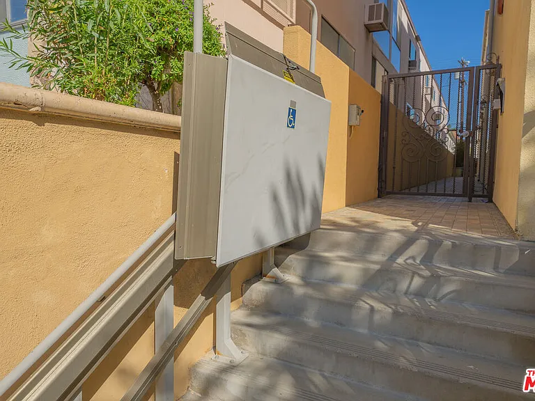 626 E Orange Grove Ave #105 — Photo 32
