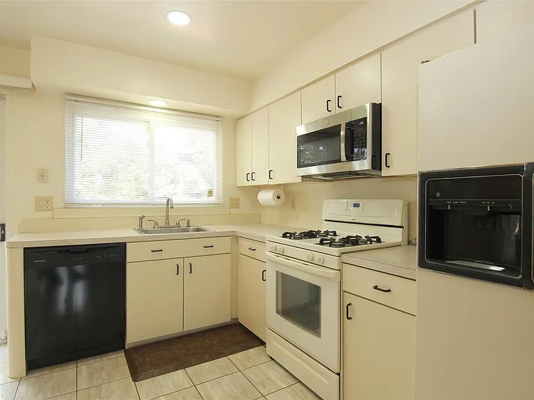 5590 Greenbriar Dr — Photo 14