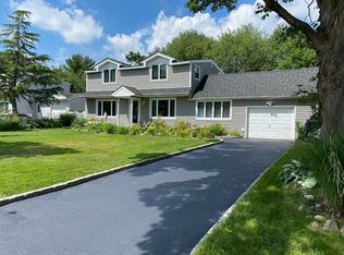 12 Peony Ln, Commack, NY 11725