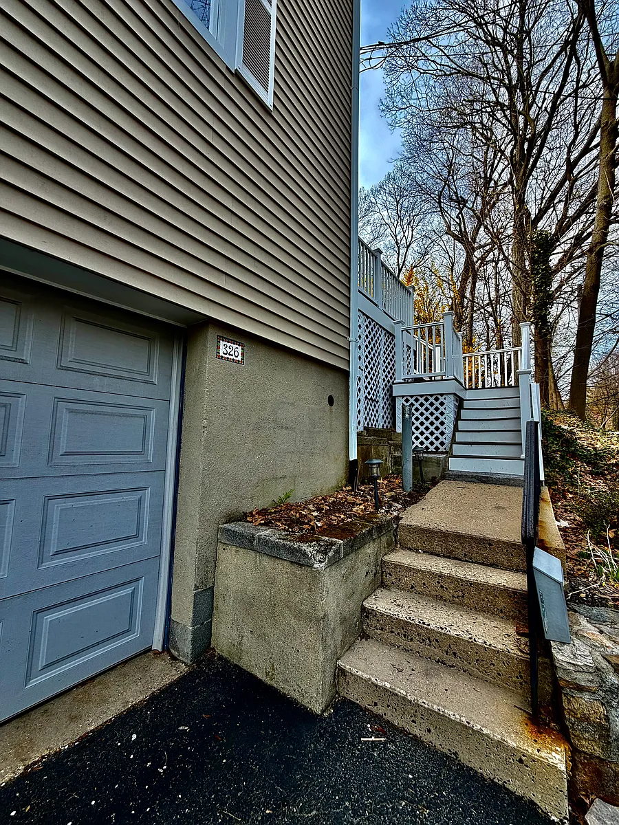 Building Photo - Ashford Ave