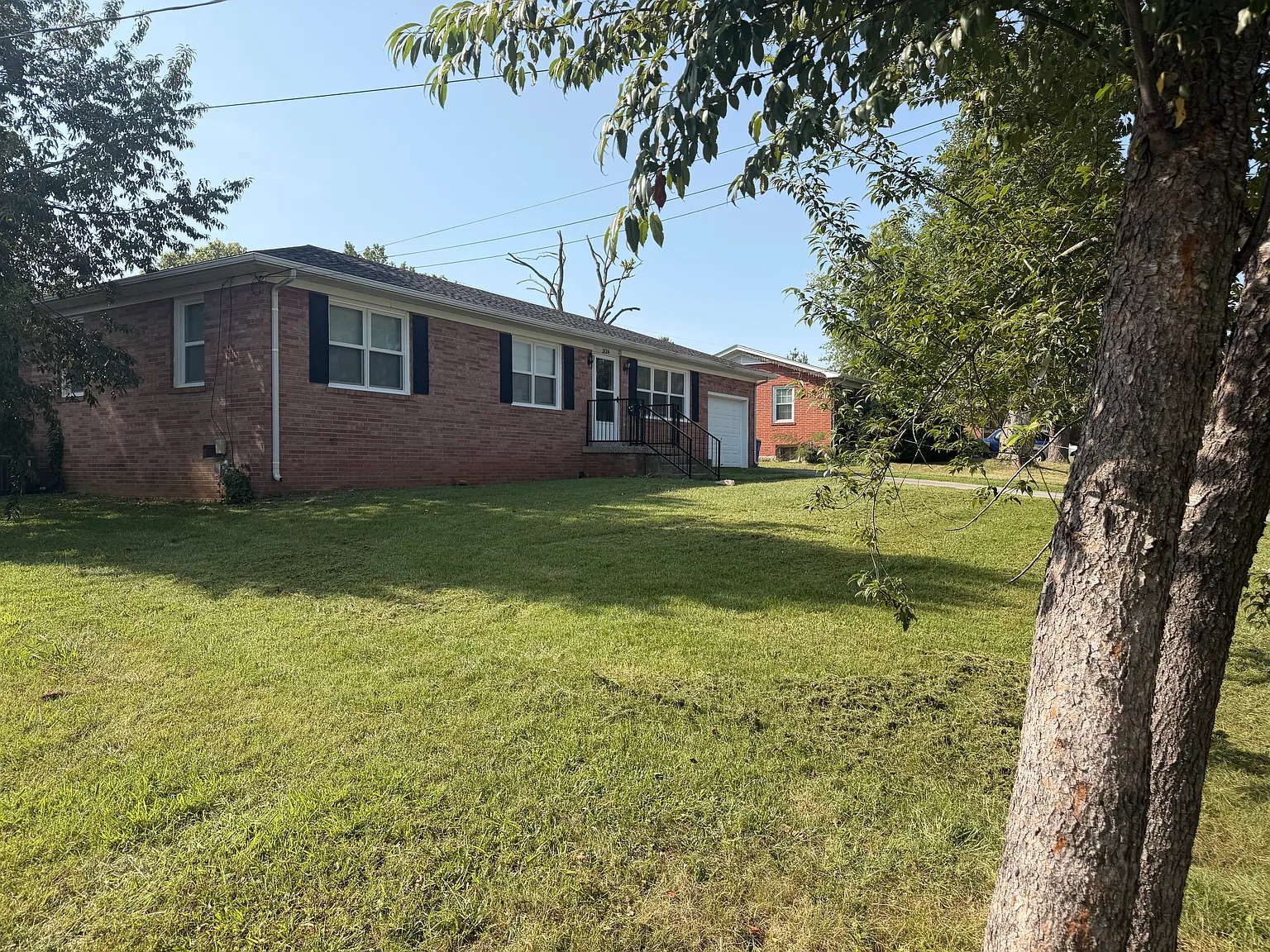 3 bed, 1.5 bath, 1600 sqft, $1,200 — Photo 2