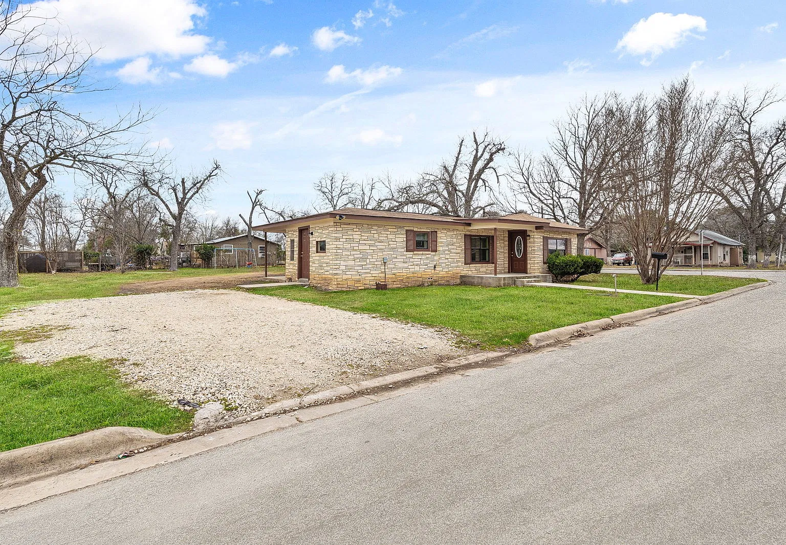 3 bed, 1.0 bath, 936 sqft, $1,300 — Photo 4
