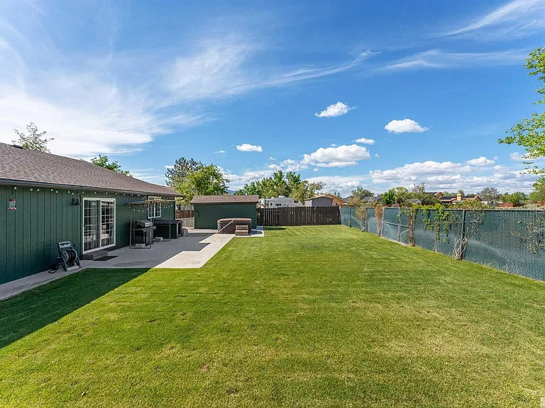 1380 Patricia Dr — Photo 4