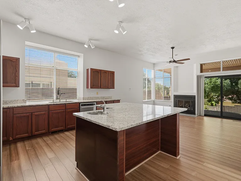 10021 Bridgepointe Ct NE — Photo 17