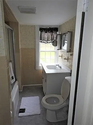 Second floor full bathroom