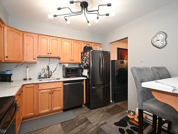 5th image of 808 Eves Dr #2M