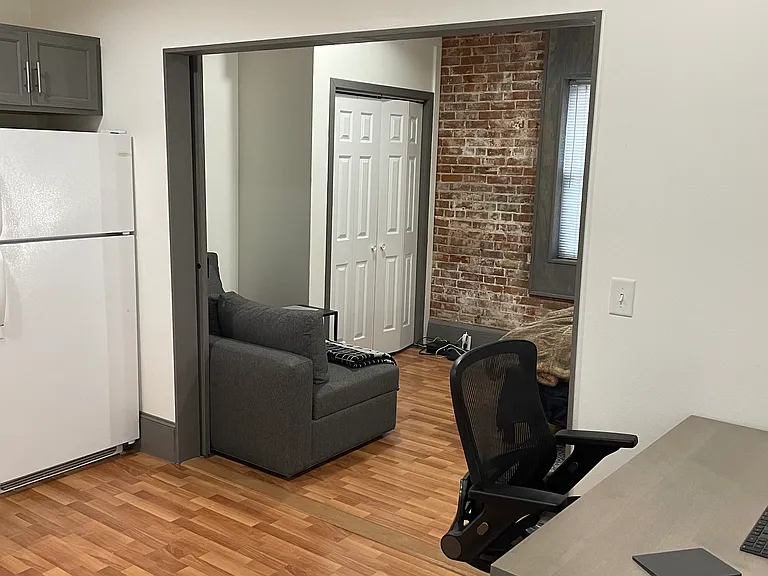 400 Main St E #6 — Photo 3