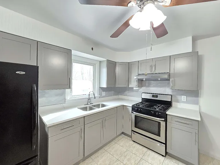 322 Sanilac St — Photo 6
