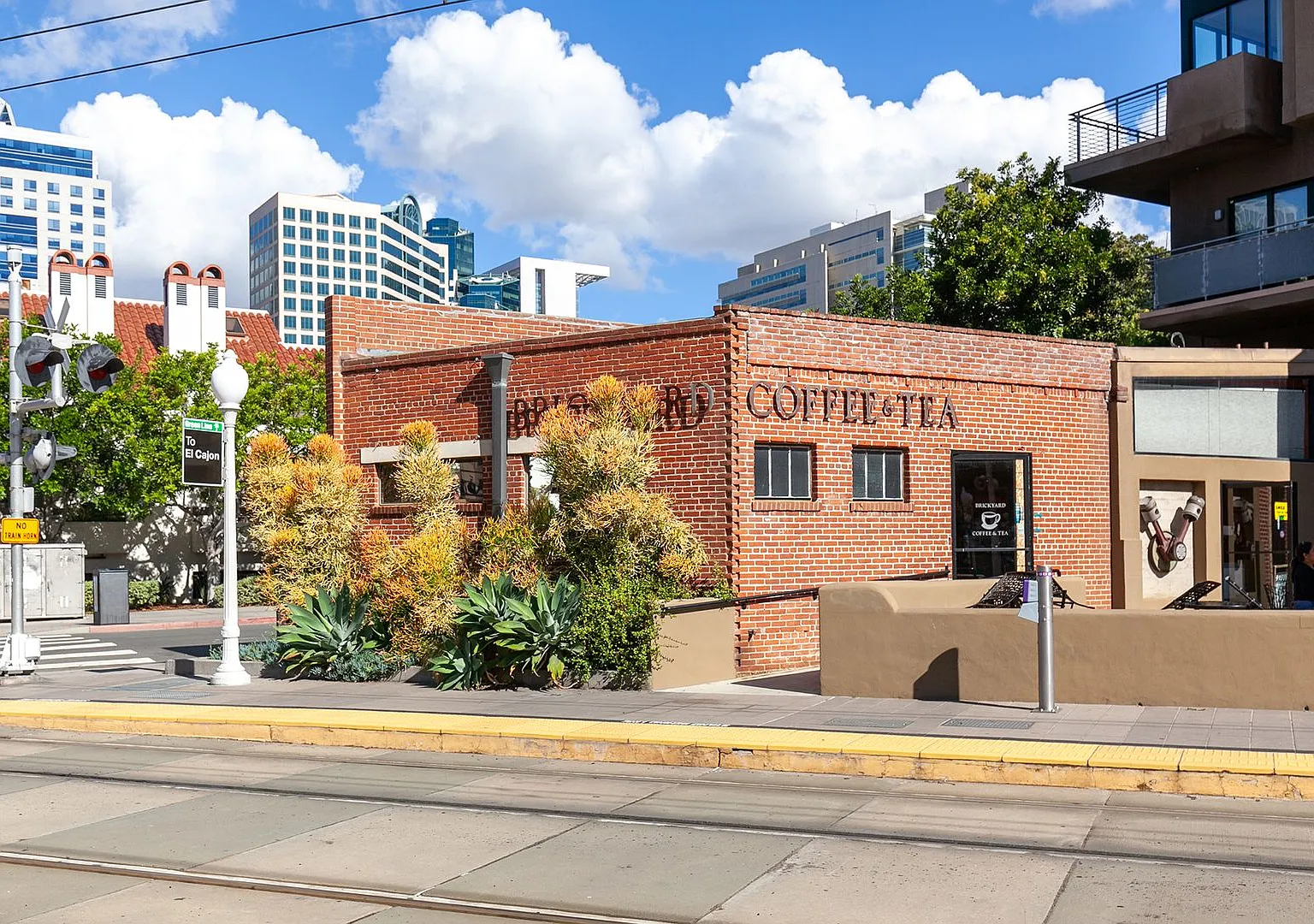 Sophisticated Urban Living in the Heart of San Diego's Marina District — Photo 2