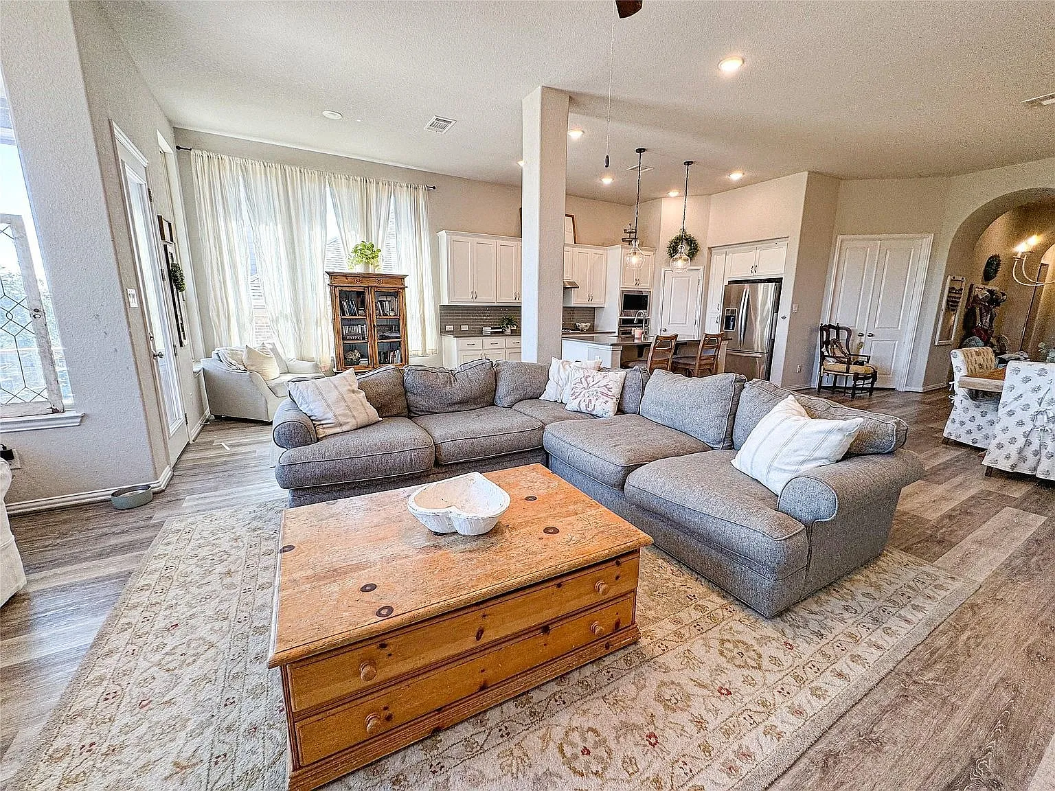 4 bed, 2443 sqft, $2,790 — Photo 4