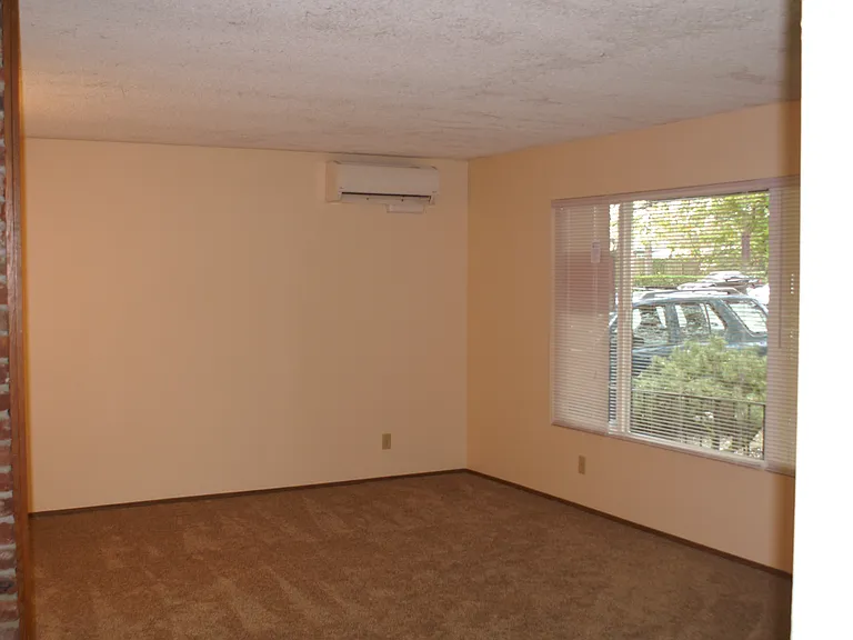 2088 Shiloh St — Photo 3