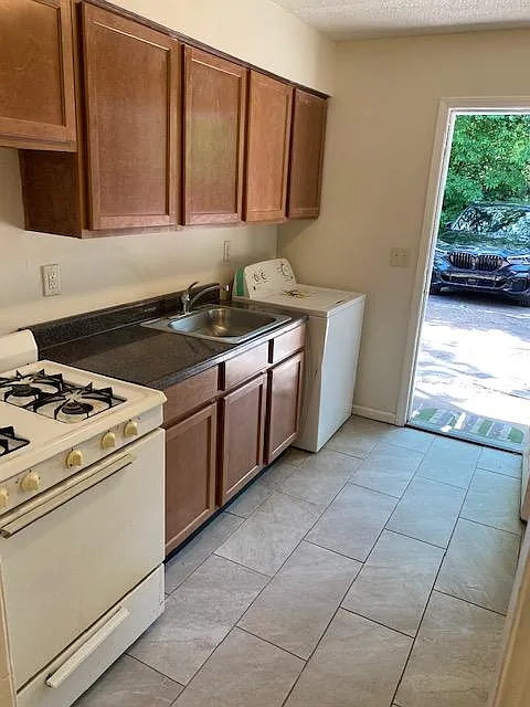 2 bed, 750 sqft, $860 — Photo 2