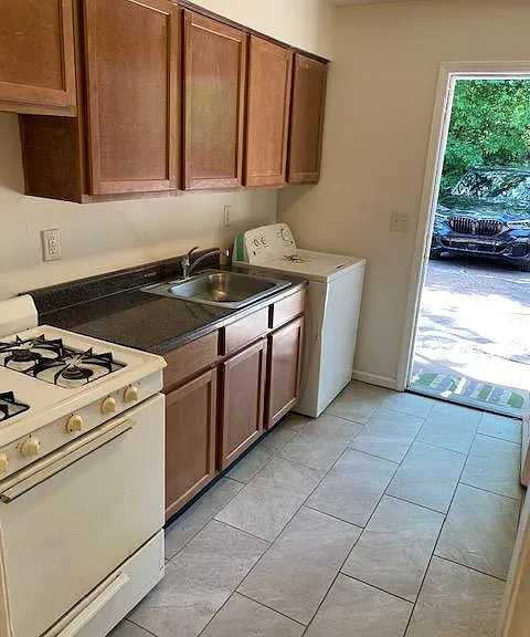 261 Keel Ave — Photo 2