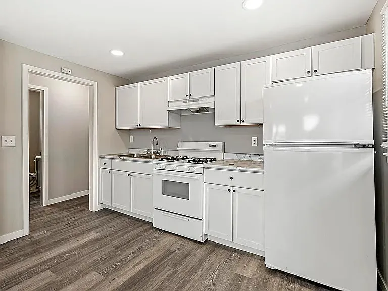 3 bed, $1,145 — Photo 1