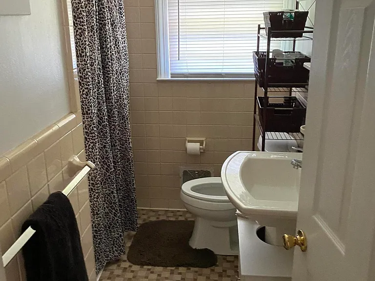 102 N Meade St — Photo 2