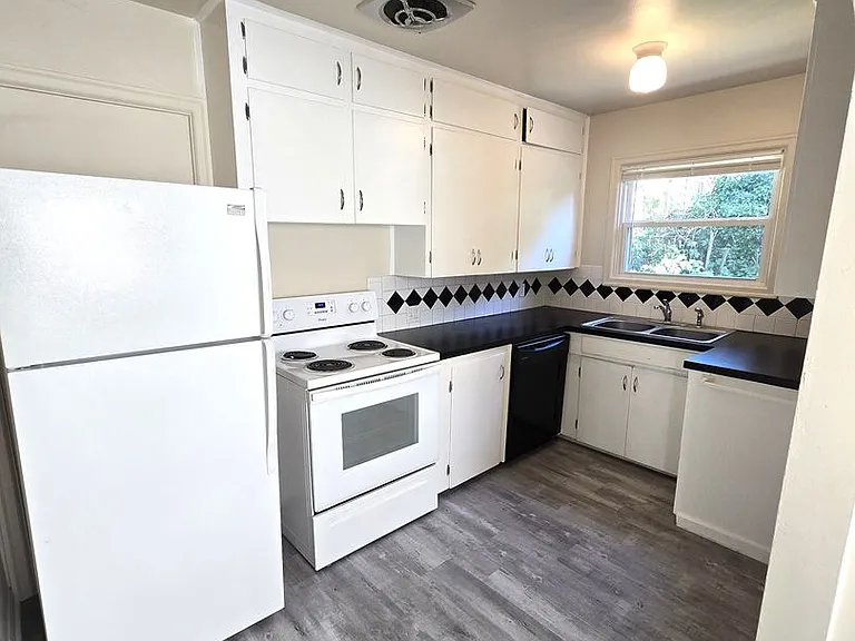 7020 NE Halsey St — Photo 5
