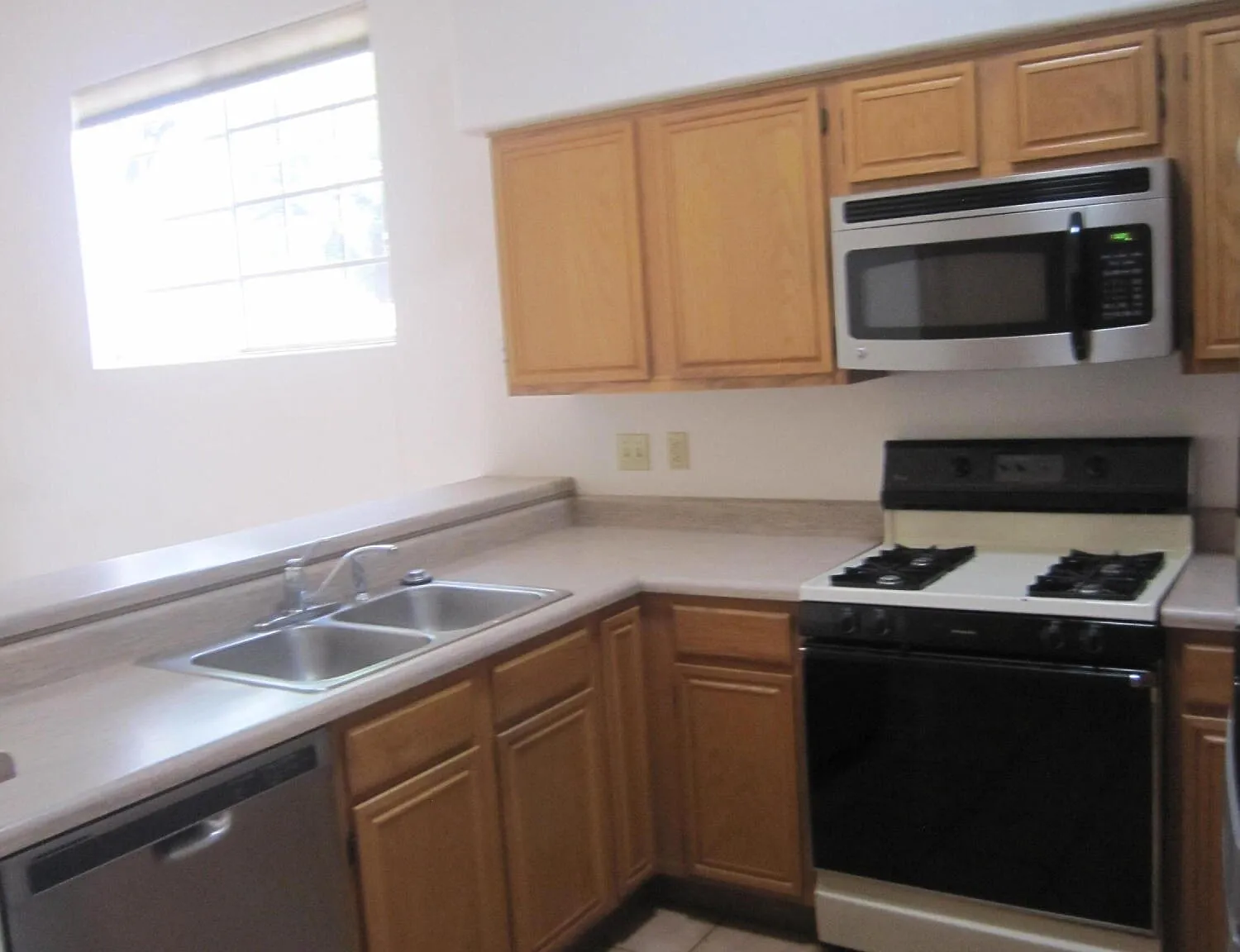 3 bed, 2.0 bath, 1699 sqft, $2,000 — Photo 4