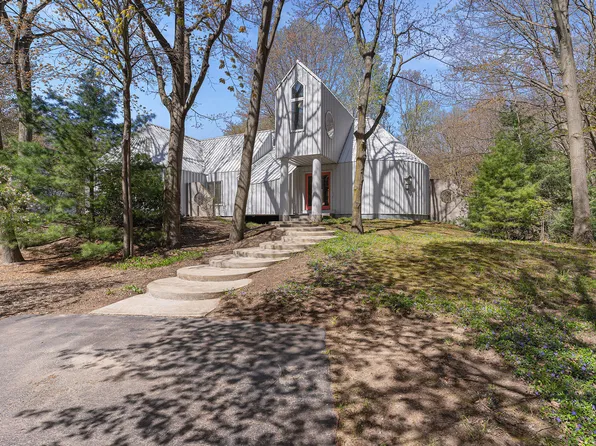 16425 Norris Dr, West Olive, MI 49460