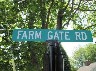 3 Farm Gate Rd, Falmouth, ME 04105