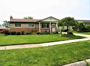 18044 Edgefield Dr, Clinton Township, MI