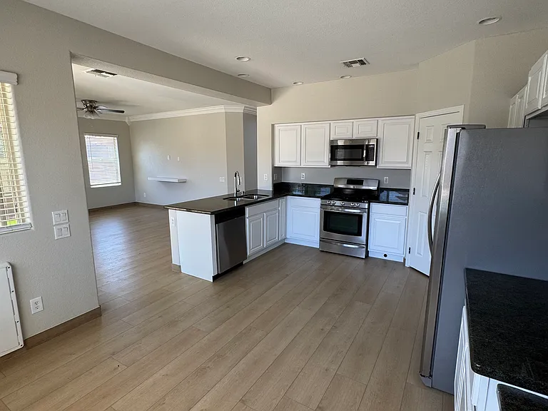 971 E Bellerive Pl — Photo 8