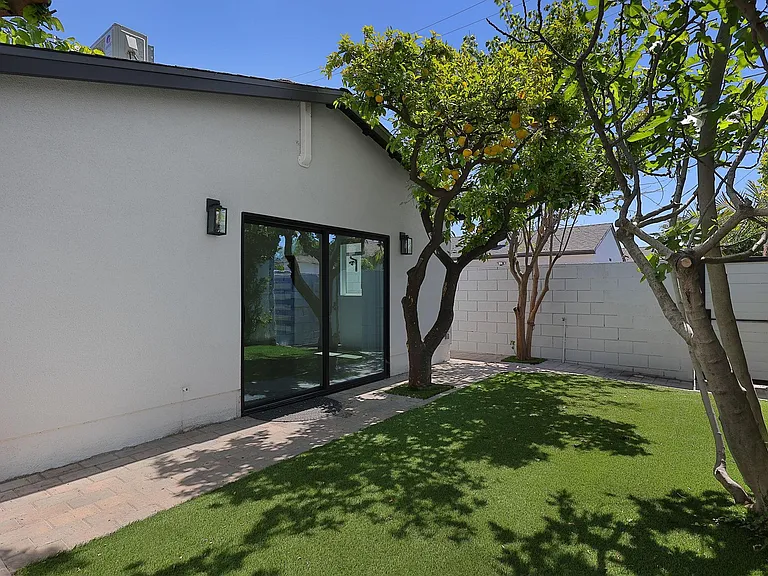 11906 Oxnard St — Photo 19