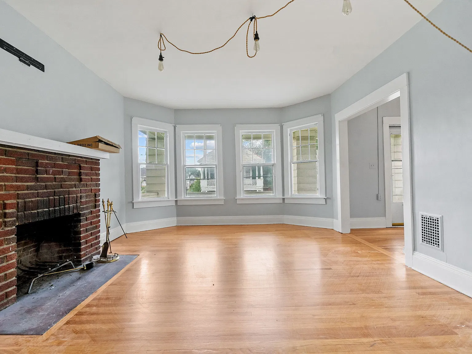 3 bed, $1,600 — Photo 2