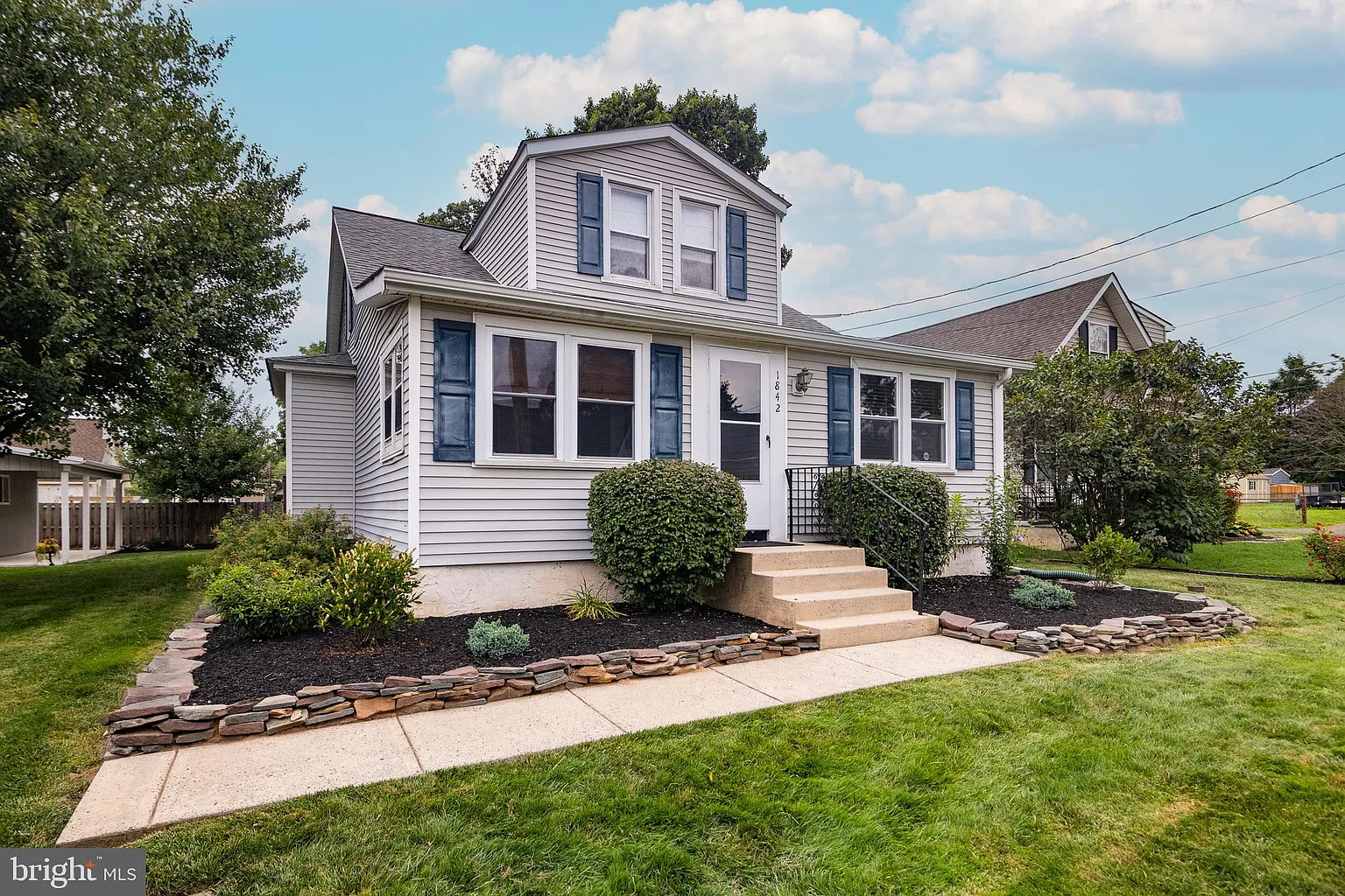 1842 Willow Ave photo 1