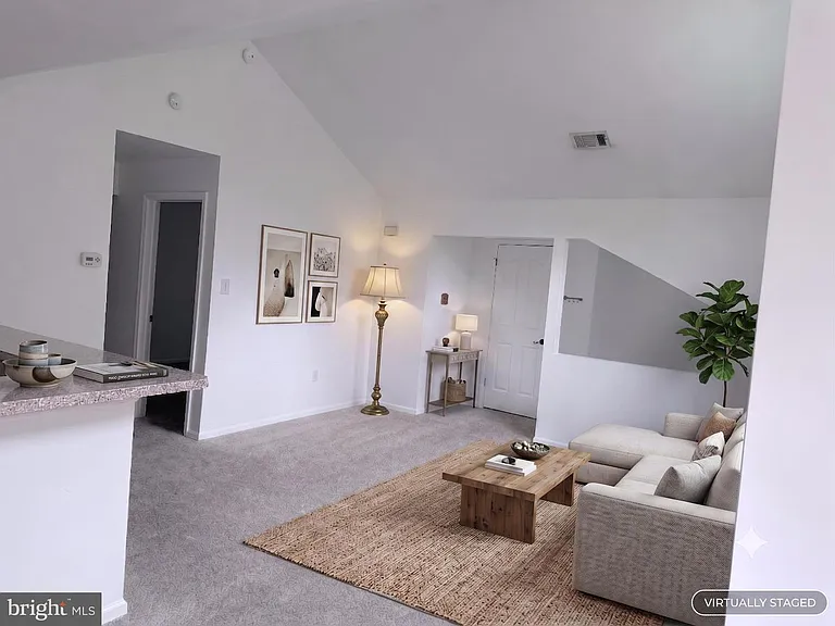 210 Foxmeadow Dr #210 — Photo 4