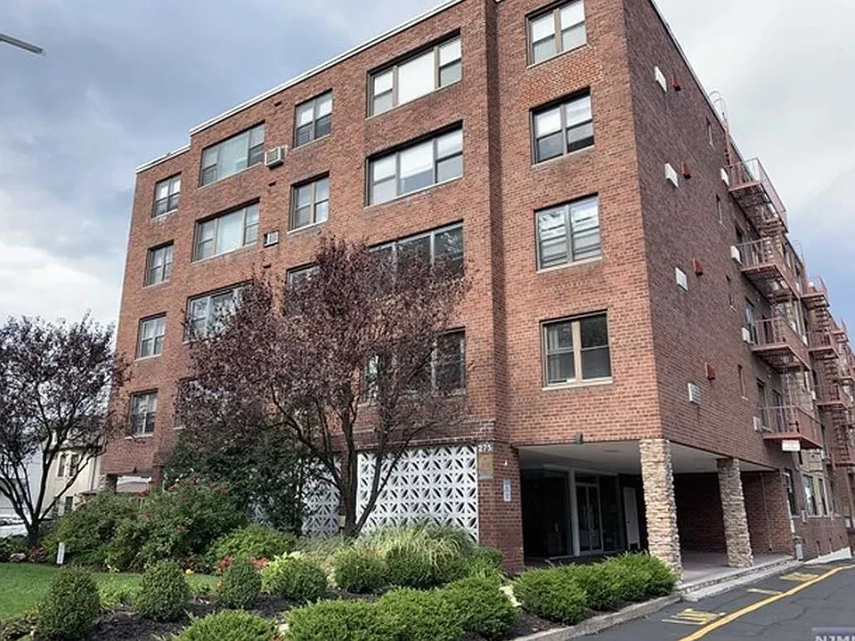 275 Hoym St #1H
