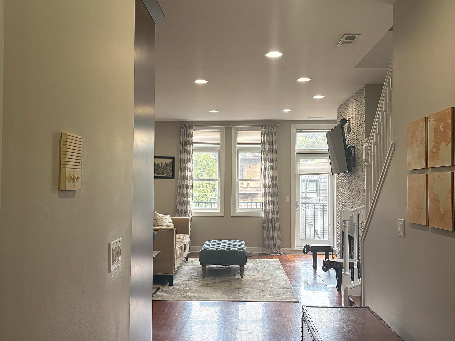 3 bed, 2.5 bath, 1900 sqft, $4,900 — Photo 1