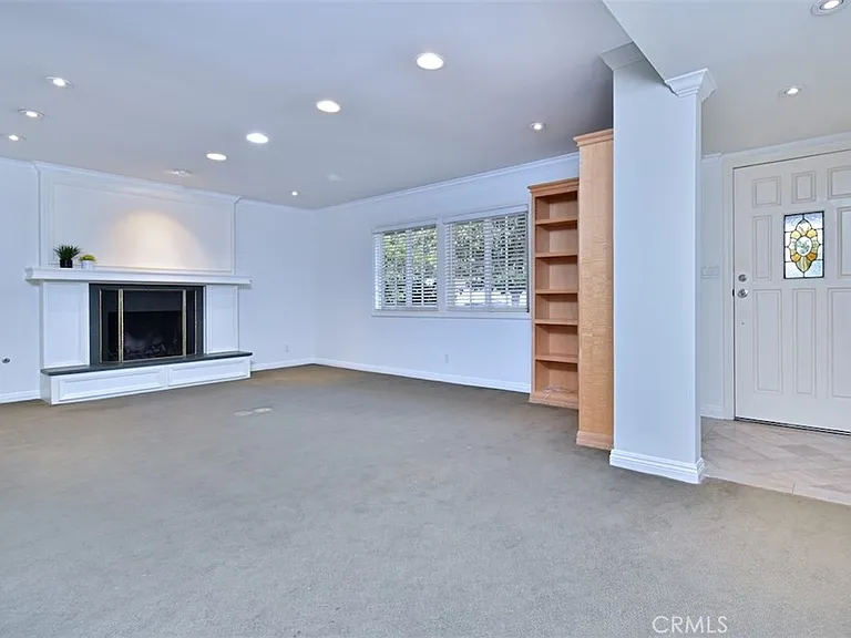 15344 Greenleaf St — Photo 4