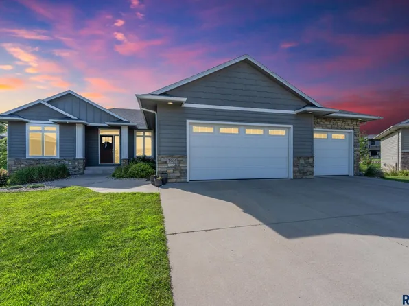 7905 S Sunny Oak Cir, Sioux Falls, SD 57108