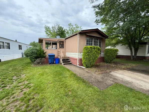 1 Deerbrook Blvd, North Brunswick, NJ 08902