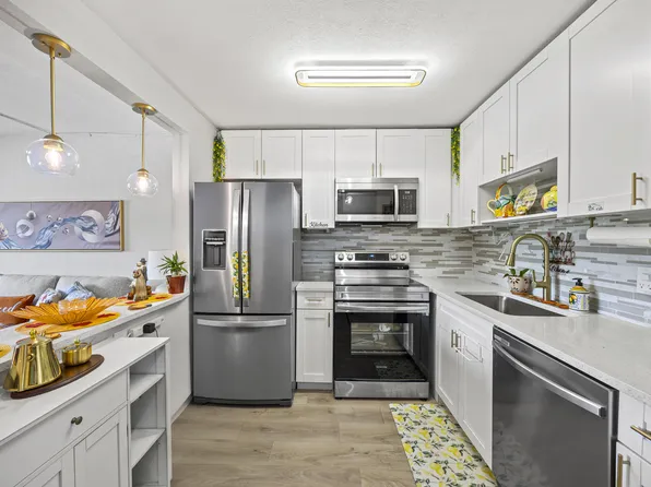 200 Village Green Circle E #202, Palm Springs, FL 33461