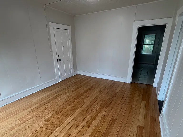 439-441 Rivet St 2E New Bedford Updated 2BR Near Shops, Parks & Major Routes — Photo 5