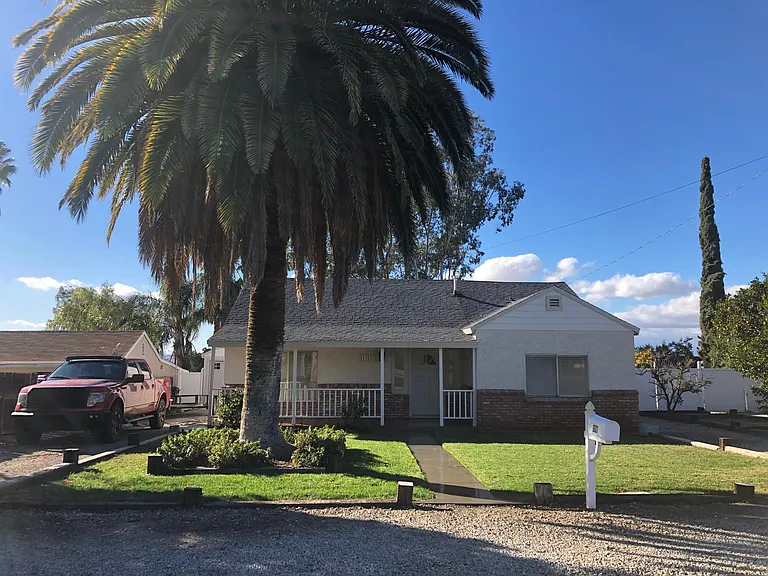 Curb appeal! Mature trees, citrus front and back. Landscape service included.
Beautiful Mountain View's