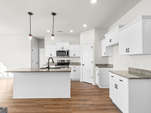 3rd image of 208 Palmetto Loop