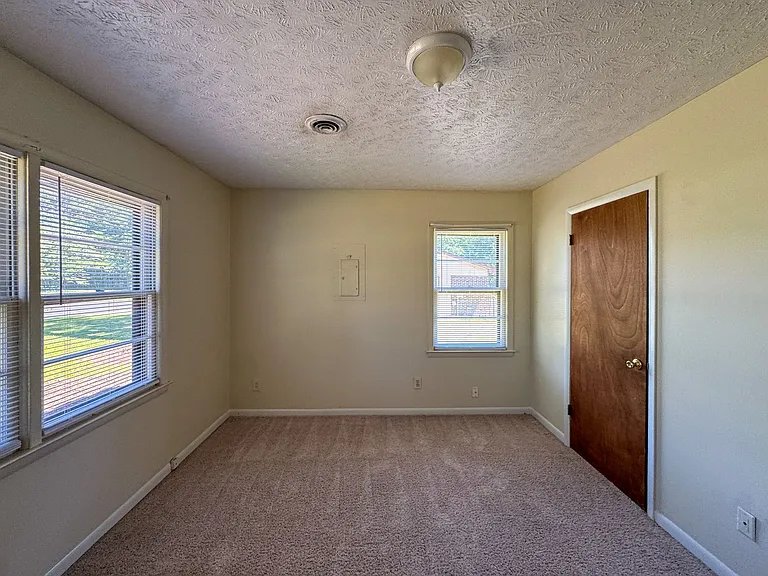 987 Lisa Ave — Photo 10