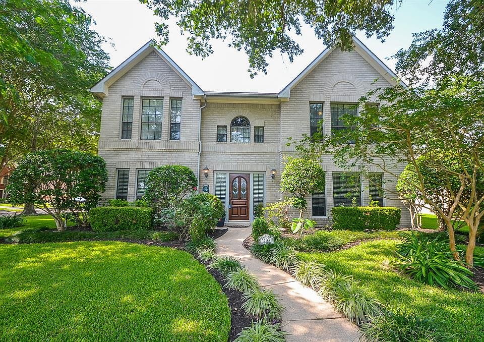 Welcome home to this amazing 2 story, 4 bedroom, 2.5 bath home in Sugar Land. If youâre looking for a home that stands out from the rest, your search is over!