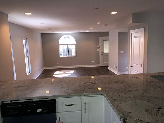 5th image of 1730 W Nelson St