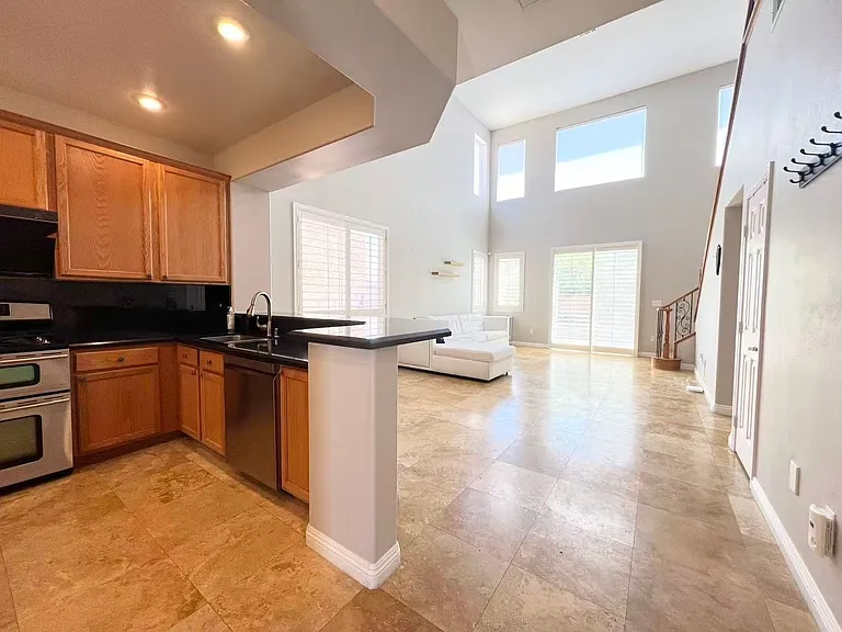 538 Los Hermanos St — Photo 5