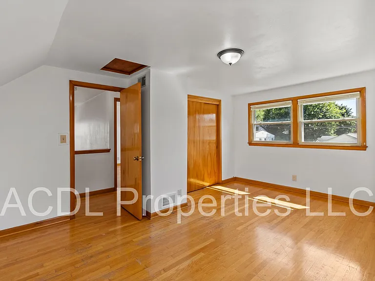 8215 W Burleigh St — Photo 13