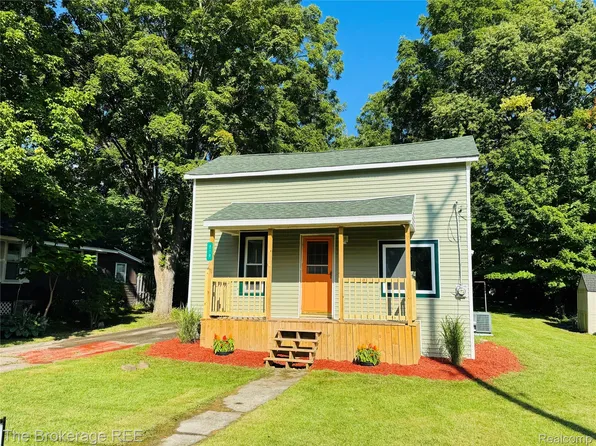 210 N Hazelton St, Flushing, MI 48433