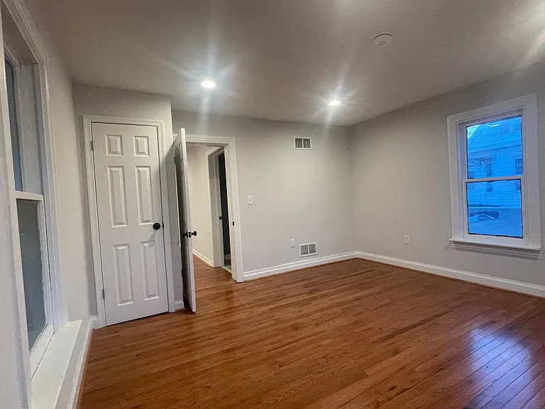 523 Baltimore St #4 — Photo 8