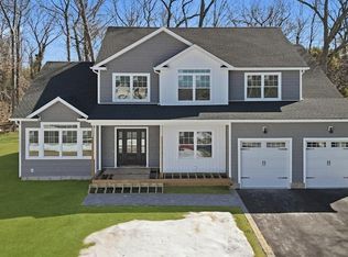 4 lotto court Road, Lake Grove, NY 11755