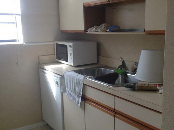 4th image of 521 Columbia Dr APT 3