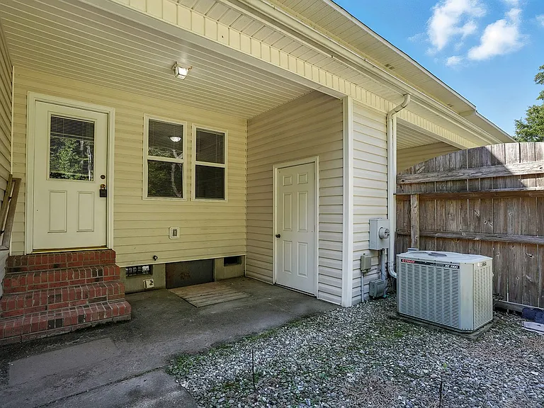 281 Marshbanks St — Photo 11